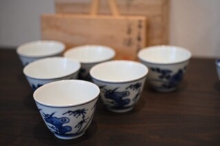 三浦竹軒 作 『青華菊竹図茶碗』 ｜骨董品買取 緑和堂