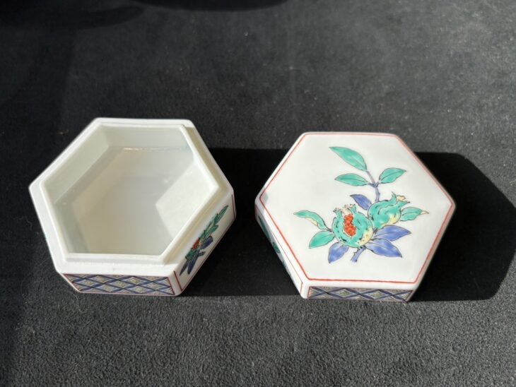 十四代酒井田柿右衛門 作 『濁手 香合』 酒井田浩 識 ｜骨董品買取 緑和堂