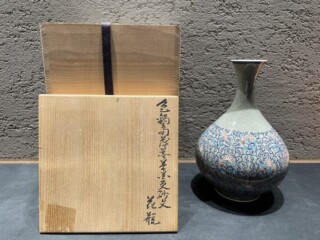 十三代 今泉今右衛門『色鍋島薄墨草花更紗文 花瓶』 ｜骨董品買取 緑和堂
