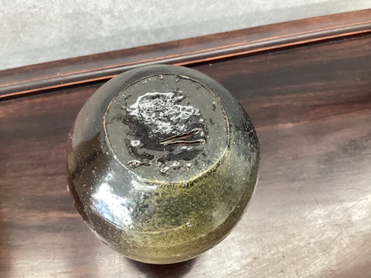 伊勢崎淳 『備前 黒徳利』 ｜骨董品買取 緑和堂