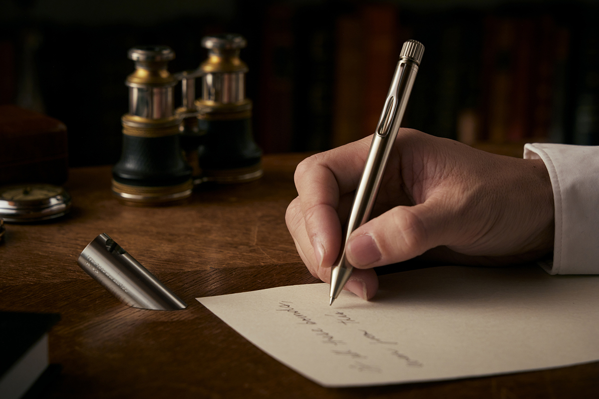 真鍮/洋白素材・オール金属の削り出し軸ボールペン。サクラクレパス