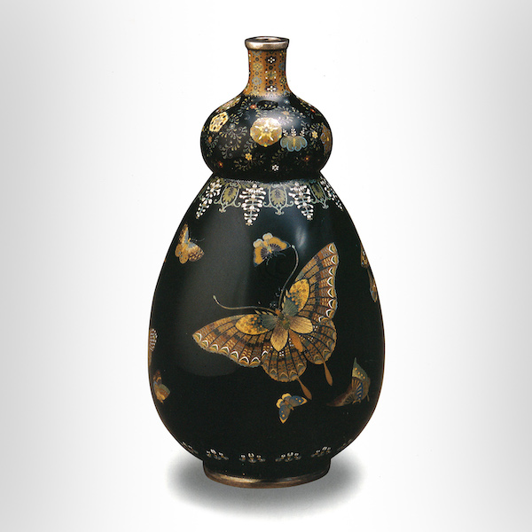 蝶蒔絵瓢型花器 | WORKS | 輪島塗の老舗 輪島屋善仁 | Wajimaya Zenni