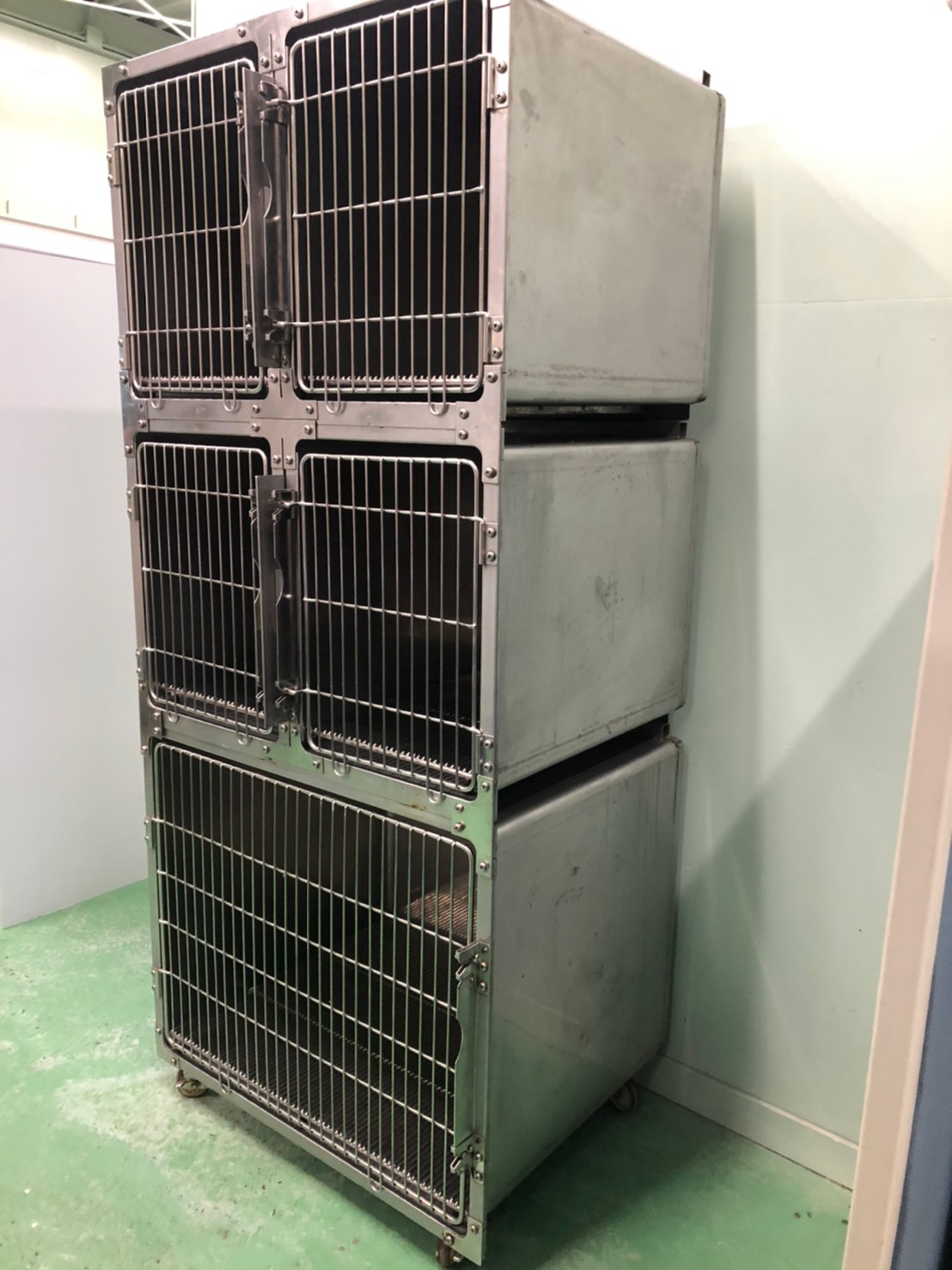 ステンレス製ケージ（3段犬舎） | WanWanTown～ワンワンタウン～