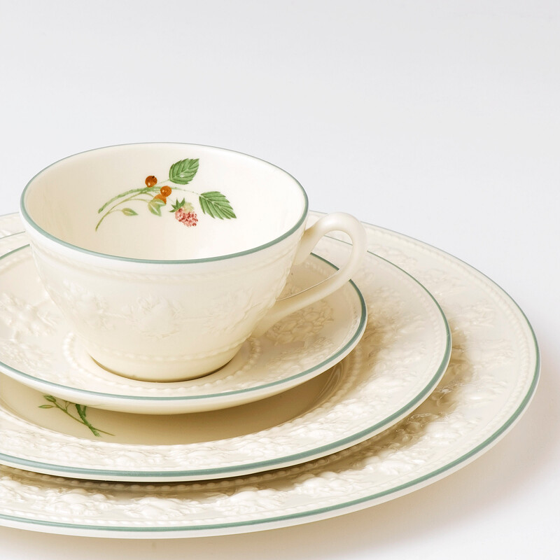 フェスティビティ ラズベリー ティーカップ&ソーサー ペア|WEDGWOOD