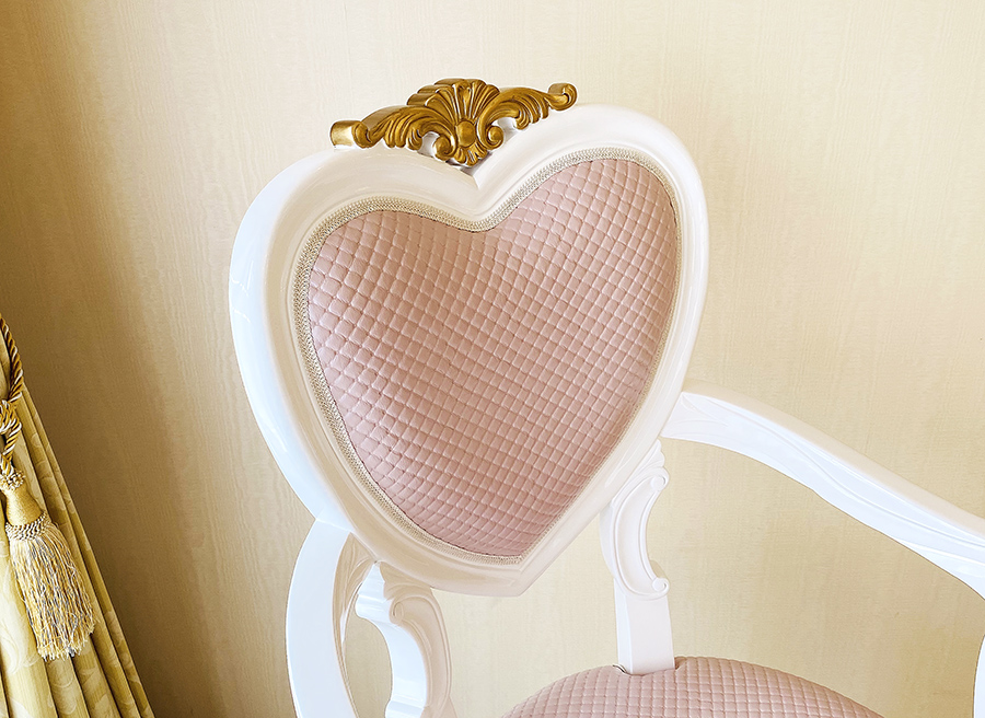 ハート型チェア アーム付き スーパーホワイトグロス色&ゴールド色