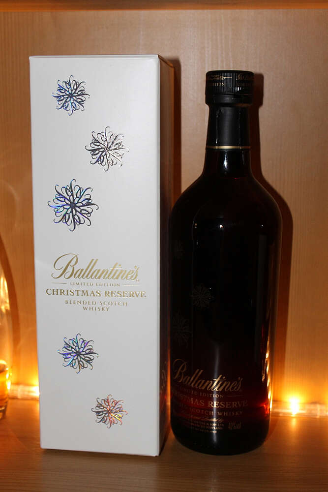 Ballantine's 12 Years Christmas Reserve - Whisky.com