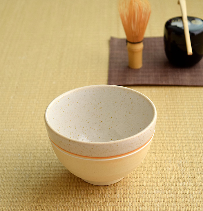 自然な風合いをお楽しみいただける信楽焼の抹茶碗。人気の器でお抹茶を