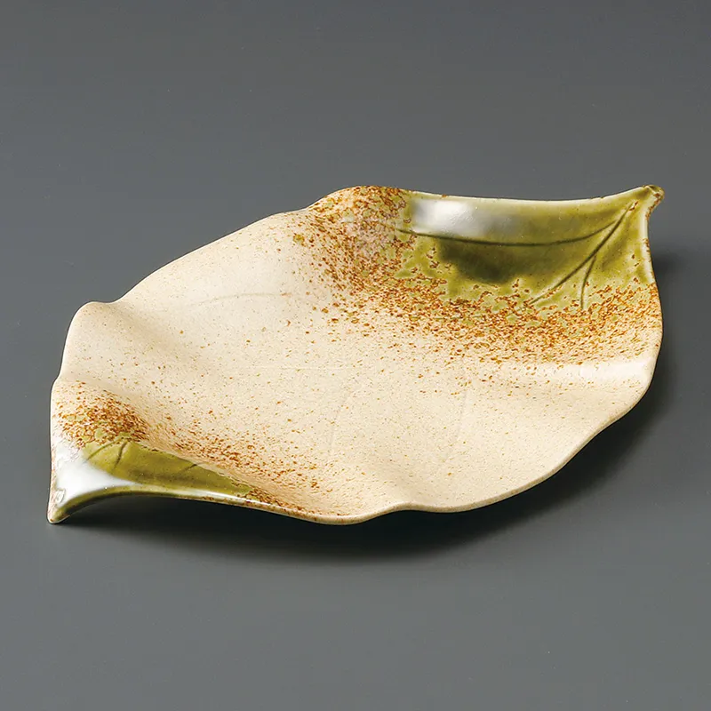 時代 織部 千摺菊紋茶碗 在銘 送料込み1120 時代 織部 千摺菊紋茶碗 在