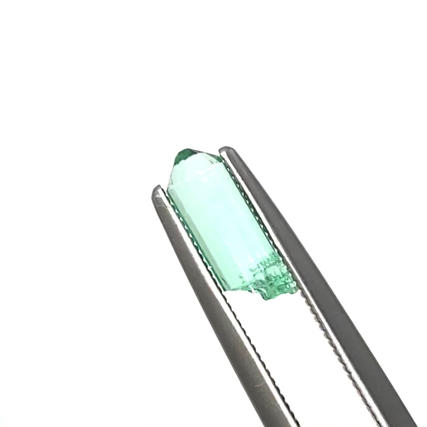 エメラルド柱状結晶 原石 コロンビア産 0.94ct / 9.6x3.3mm前後