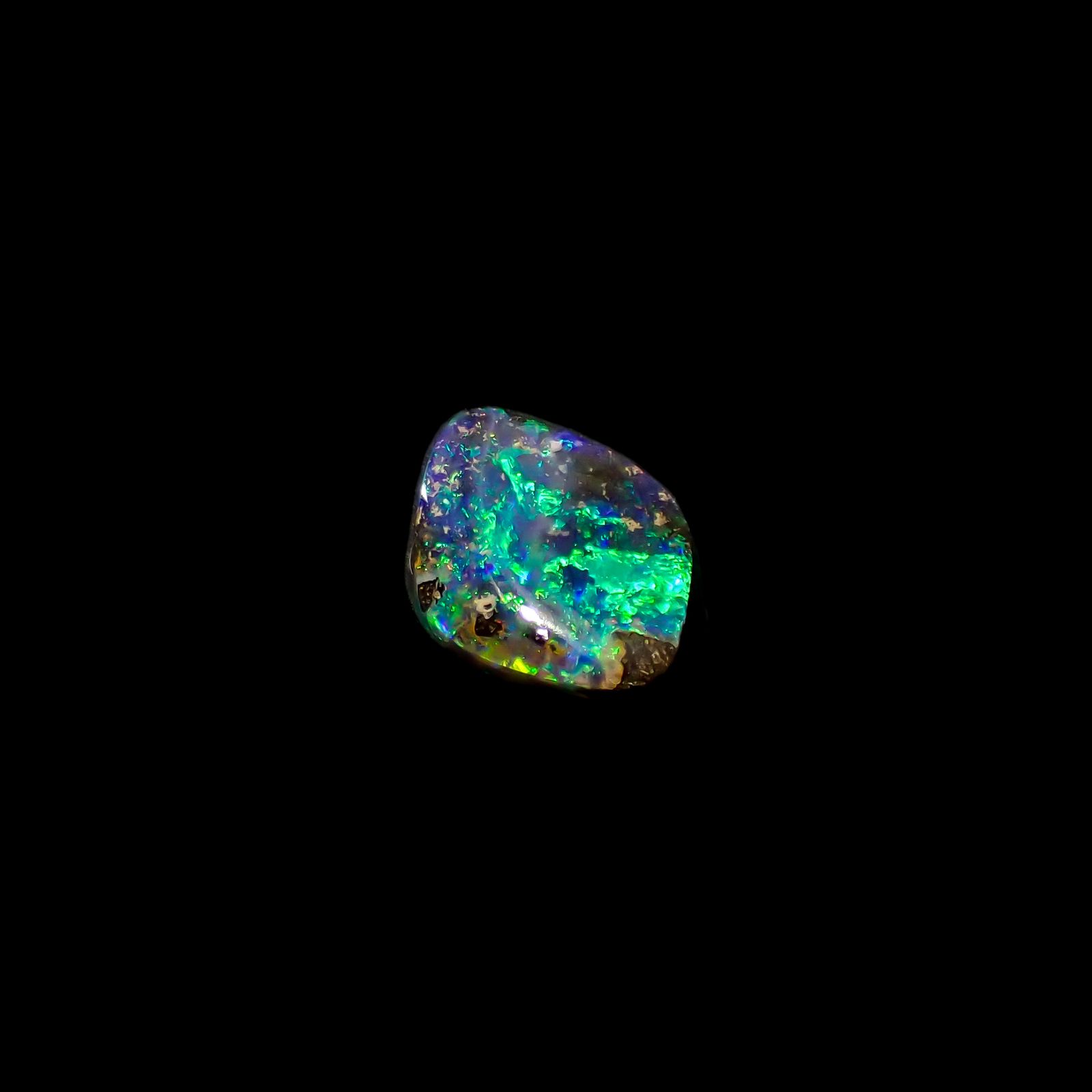 ボルダーオパール 原石磨き オーストラリア産 2.52ct / 10.9x7.9mm前後
