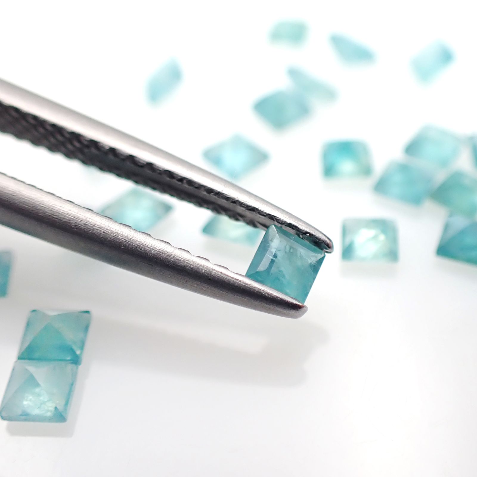 【マダガスカル産】グランディディエライトの原石⑥ ランダムセレクト1個販売>グランディディエライト マダガスカル産 約