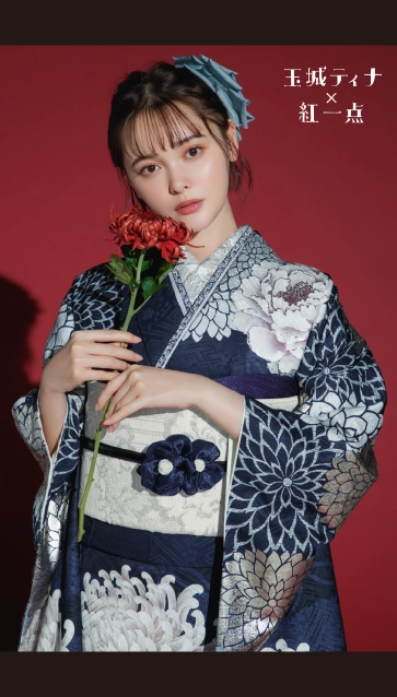 玉城ティナ × 紅一点の振袖-紺|成人記念の新作振袖ご紹介