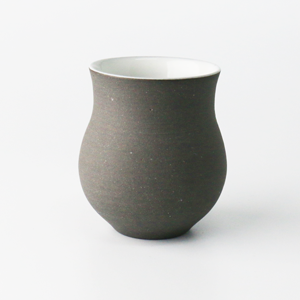 蔵から謎の図柄と謎の文字が描かれたぐい呑み？が出てきました。茶道具