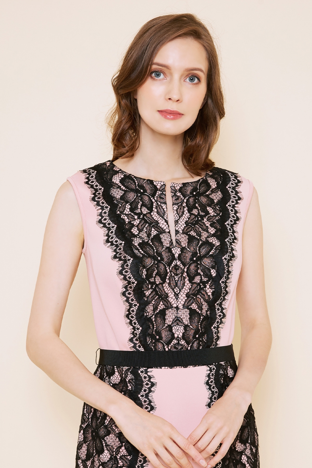 タダシ・ショージのピンクと黒のレースのタイトドレス 小売 タダシ