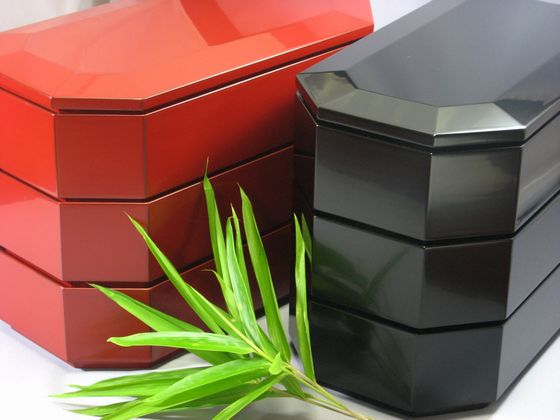 三段重箱（八角型）たまり朱 1組 418,000円（税込） | 輪島塗の塗師屋