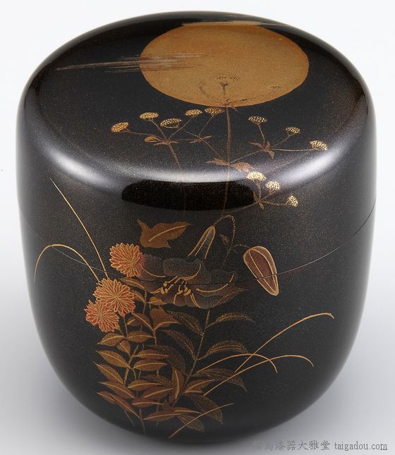 棗（なつめ）研ぎ出し蒔絵月下秋草の図は、落ち着いた雰囲気の棗