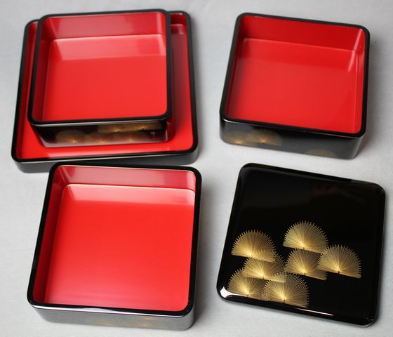 三段重箱 寿松沈金（平台付） 429,000円（税込） | 輪島塗の塗師屋