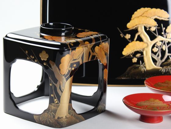 輪島塗 木製御屠蘇セット金蒔絵沈金『松竹梅鶴亀』銚子/杯(3客)/杯台
