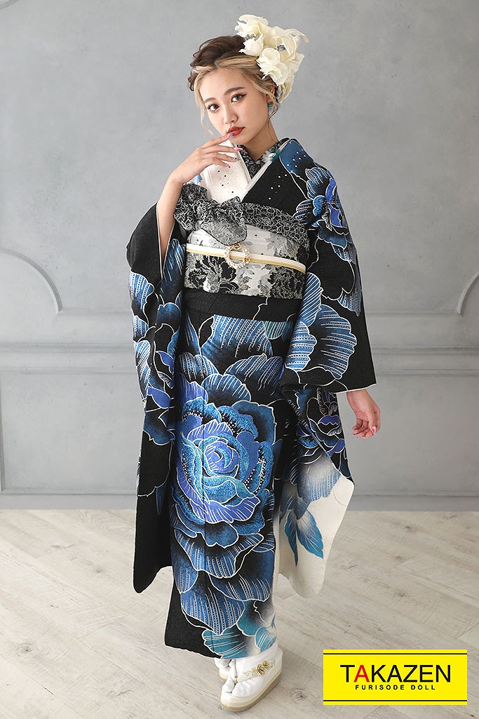 振袖 青色と黒色 花柄