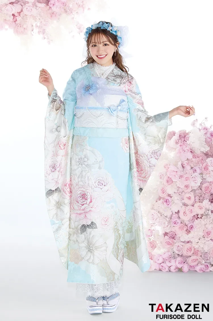 水色の振袖｜成⼈式の振袖レンタルならTAKAZEN、世界⼀かわいいハタチ