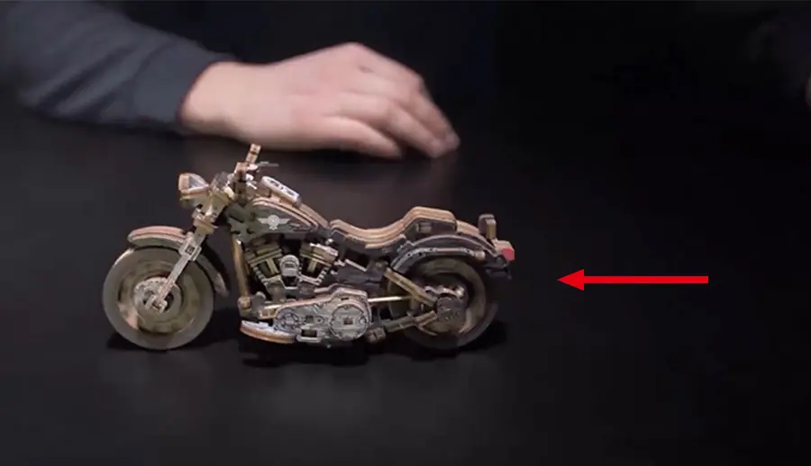 プルバックで1m走る！ 精巧ギミック搭載の木製バイク模型に要注目