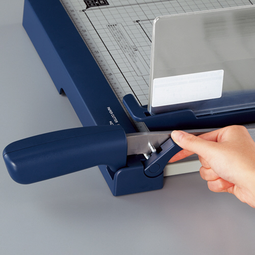 たのめーる】コクヨ ペーパーカッター(押し切り式) B4 DN-G102 1台の通販