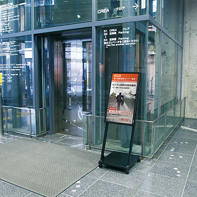 デジタルサイネージ】屋内用デジタルサイネージ 43インチ 自立移動式