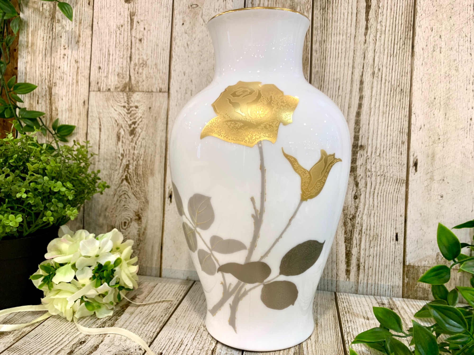大倉陶園 - 新品Okura China大倉陶園 薔薇 金彩白磁 花瓶 箱入りの SU