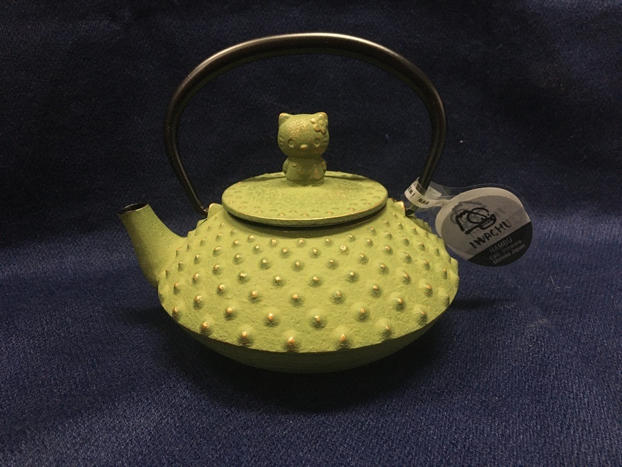 岩鋳(いわちゅう)よりハローキティの急須、鍋敷きセット が入荷致し