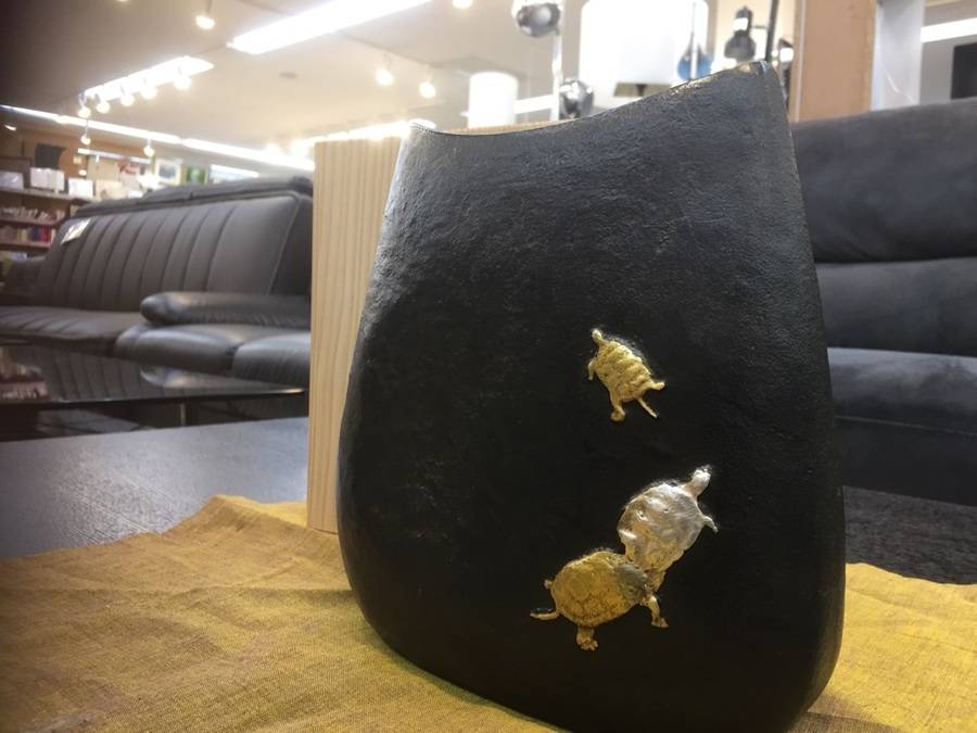 日本が認めた匠！2代目山本鳳山作の金銀鶴亀象嵌花瓶をご紹介いたし