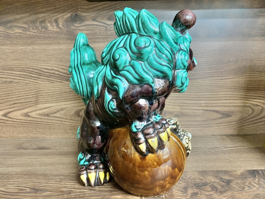陶器製 獅子像 伝統工芸品 陶器製 獅子像 赤と金色の装飾 - メルカリ
