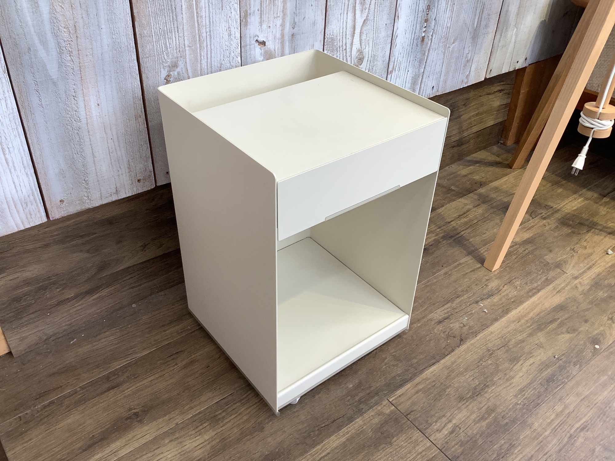 無印良品】シンプルでサイドテーブルとしても使えるコンパクトスチール