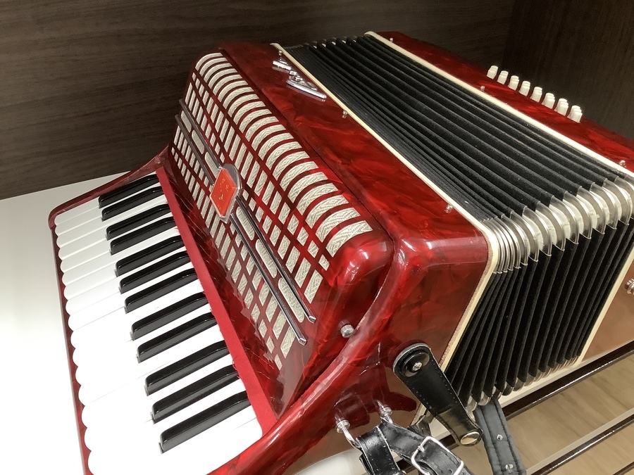 赤色がとっても綺麗なBAI-LE(バイレ)のアコーディオンのご紹介です