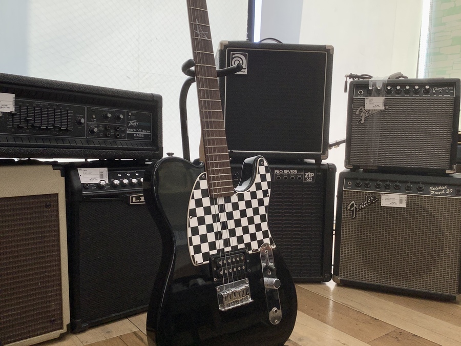 Squier by Fender(スクワイア) アヴリル・ラヴィーン・シグネイチャー