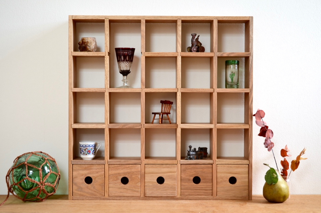 12か月ぐい呑み揃飾り棚付き