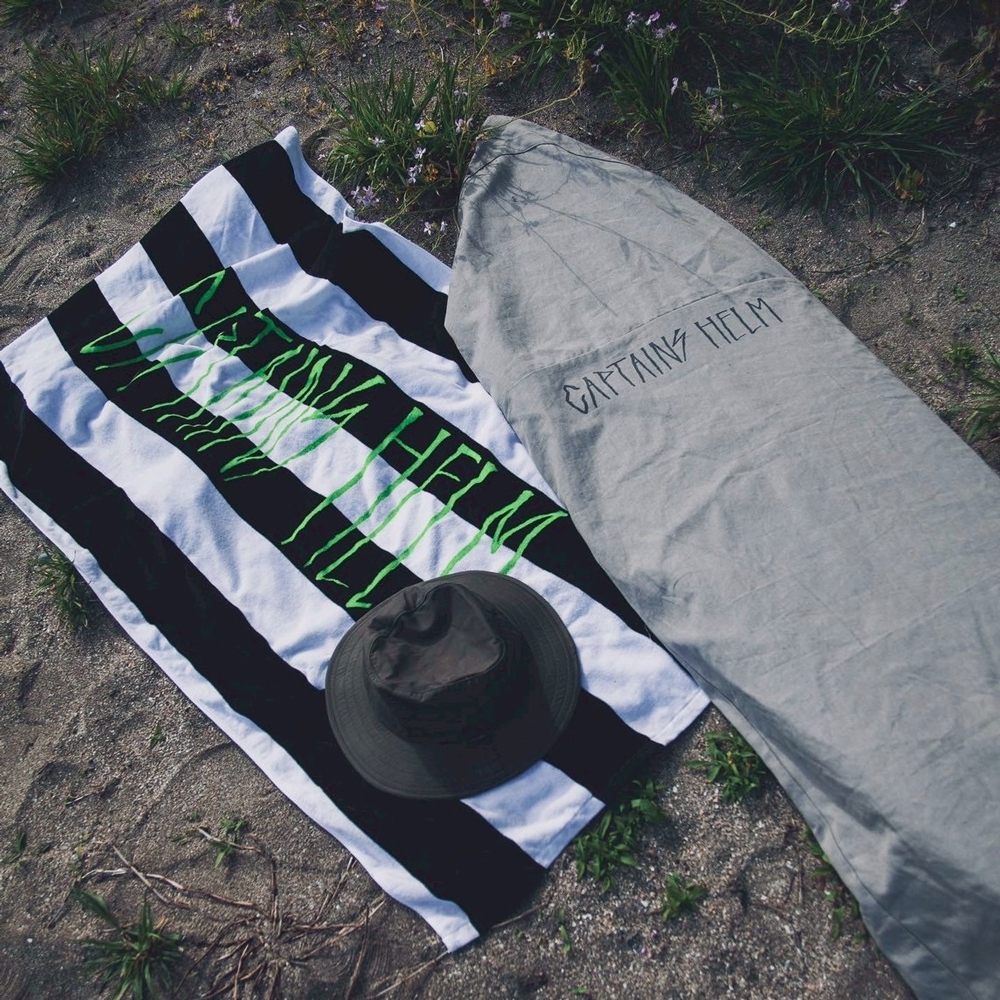 CAPTAINS HELM ビーチタオル ブラック CAPTAINS HELM - LOGO BEACH