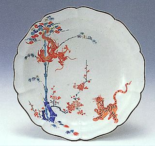 色絵龍虎文輪花皿（柿右衛門様式）