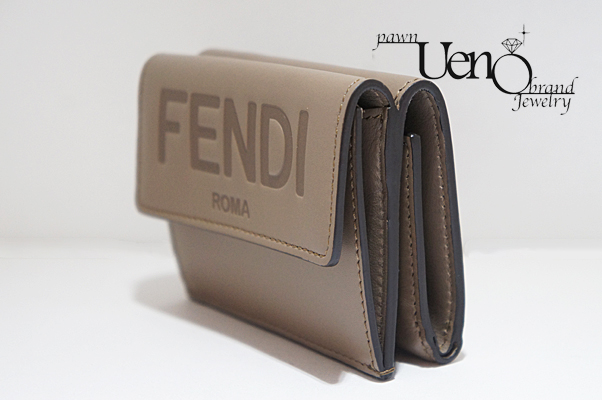 FENDI フェンディ】ROMAマイクロ三つ折り財布（グレージュ系） - 株式