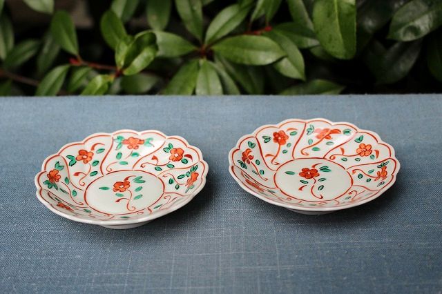 石川県加賀市で作陶されている九谷焼窯元九谷美陶園さんの（赤）なずな