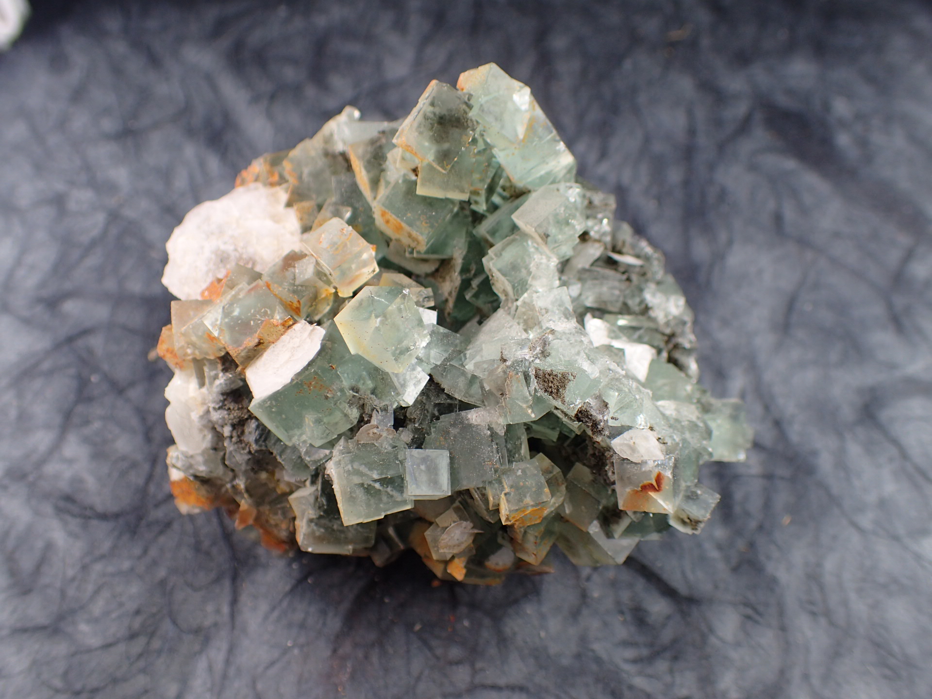 フローライト原石、方解石と共生鉱 中国産 ｜石の販売専門店【vec