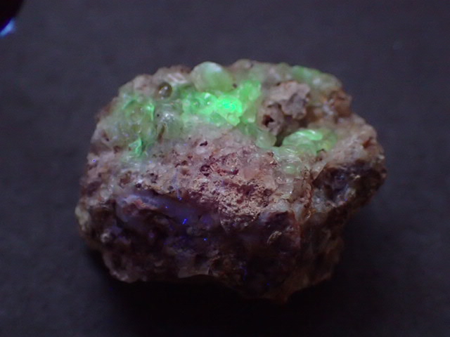 玉滴石 ハイアライト 鉱石 鉱物 ミネラル 原石 標本 母岩付き 玉滴石