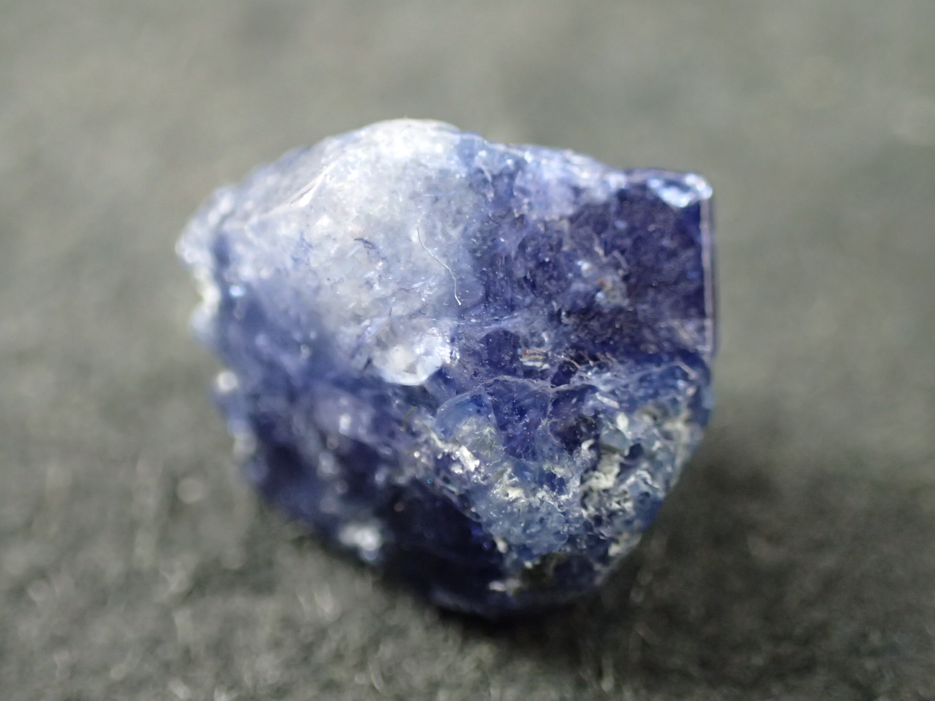 最高品質ベニト石（ベニトアイト） San Benito, California,USA 産