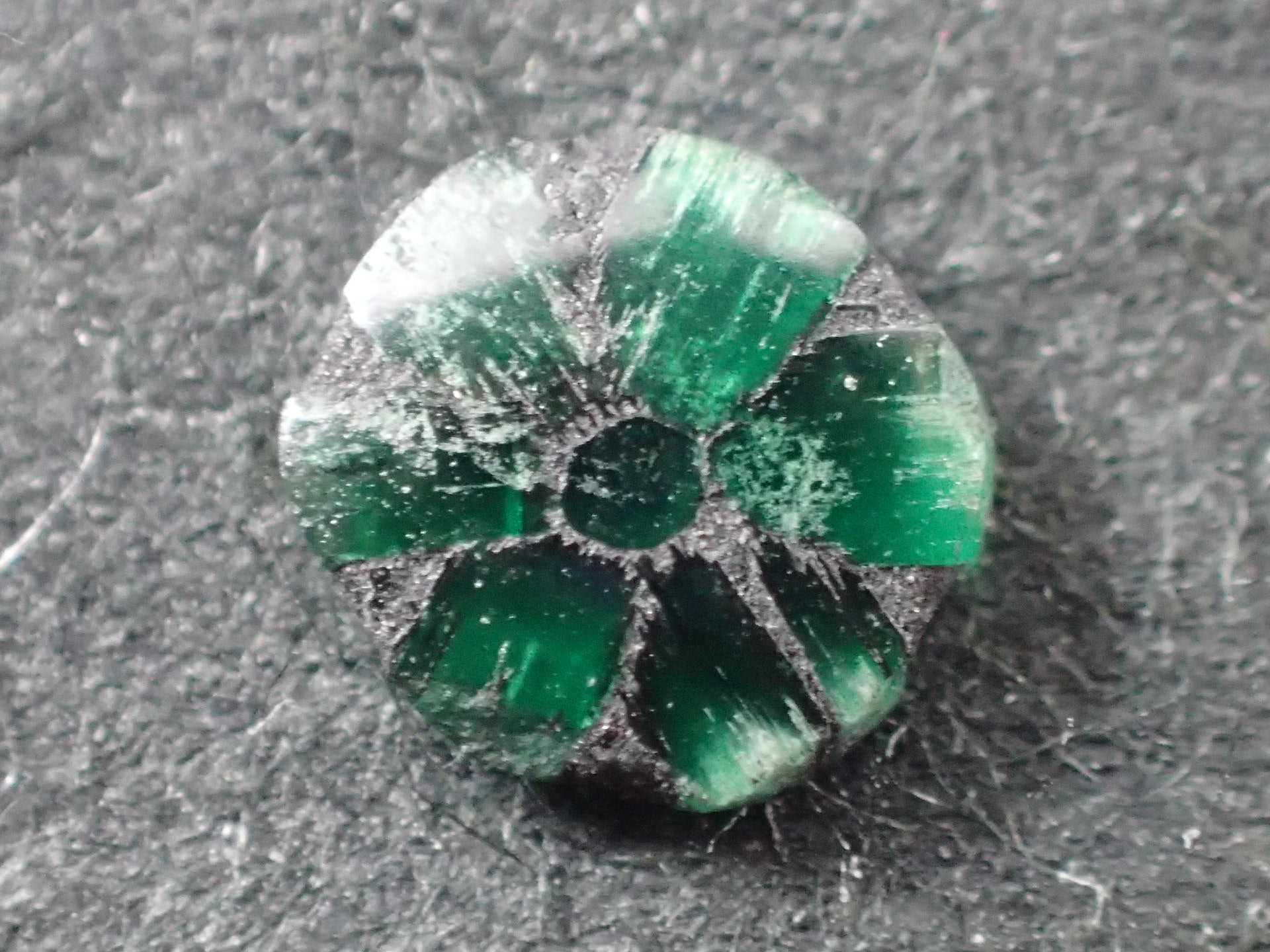 最高品質天然トラピッチェエメラルド(Trappiche Emerald) 自由カット