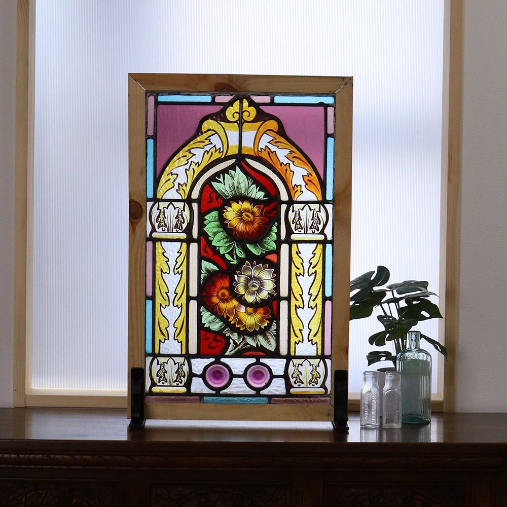 金継ぎされたアンティークステンドグラスの窓 金継ぎされた