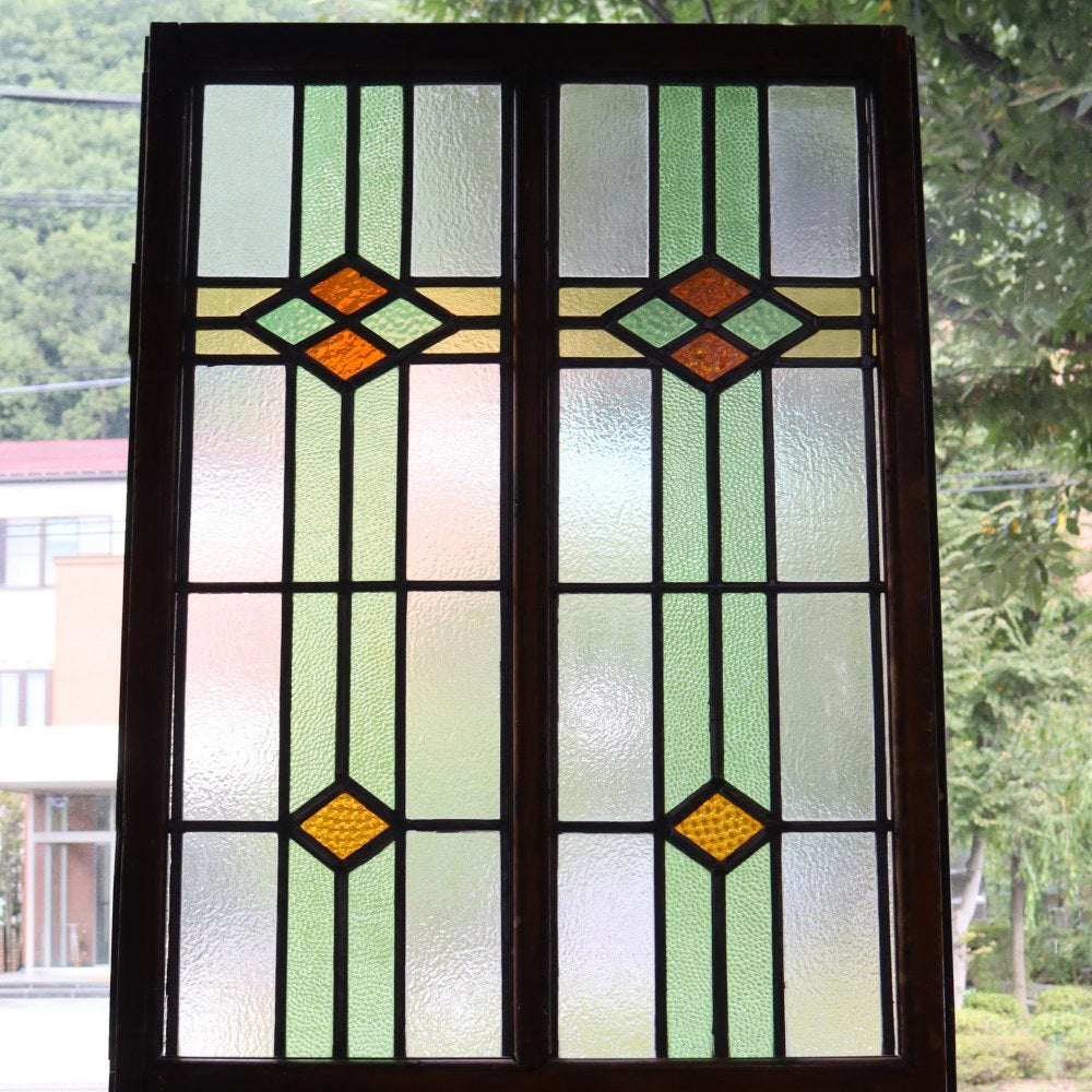 幾何学模様の大きなステンドグラスが印象的♪ 英国アンティーク