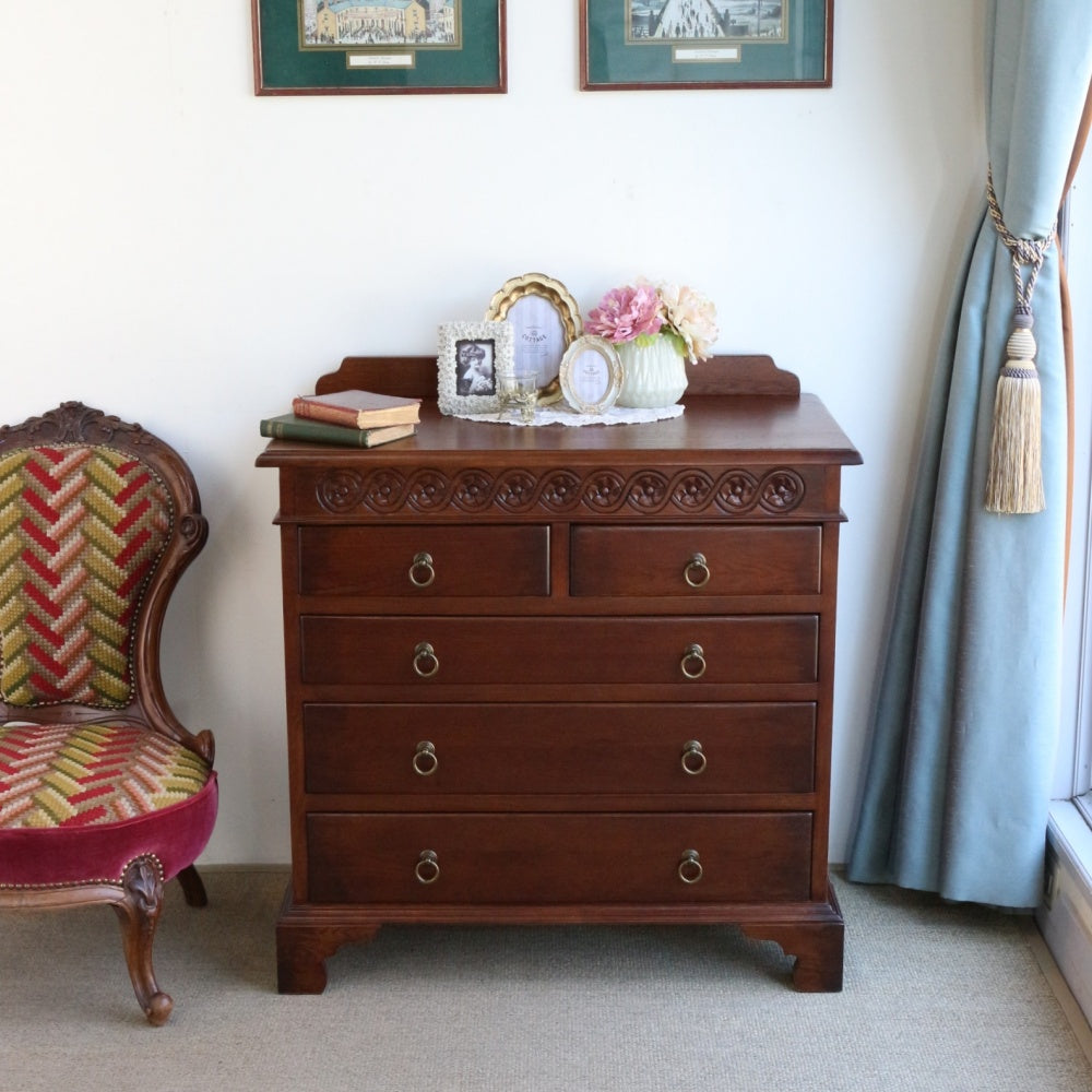 優しい花の彫刻が素敵♪ レトロな趣のアンティーク風 チェスト EB1