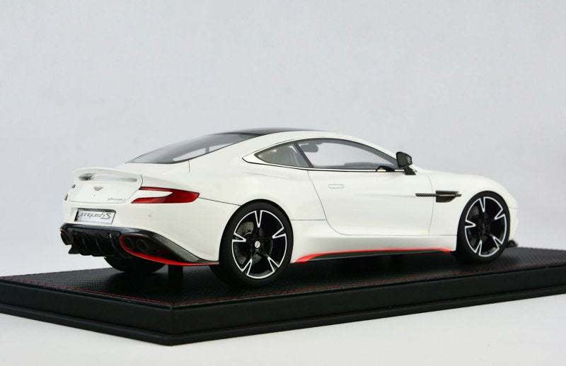 Silver Aston Martin Vanquish S Autoart Frontiart 1⁄18 Aston Martin