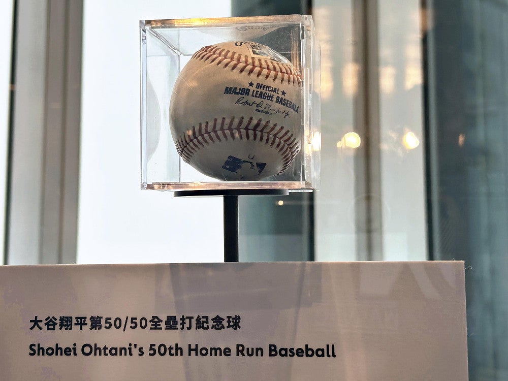 大谷翔平「50―50」記念ボール、台北のビルで公開…「まさか旅行中に