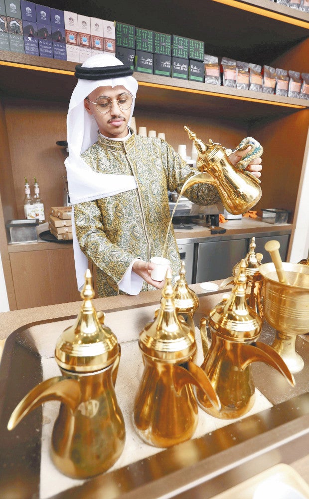 大阪万博:世界のコーヒーと出会える万博、伝統的な注ぎ方など楽しむ