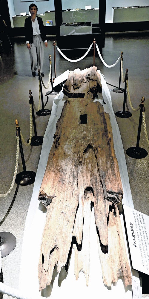 奈良：＜桜井茶臼山古墳＞銅鏡破片全385点 ずらり：地域ニュース